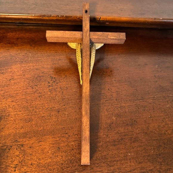 Risen Christ 10" Wood w/Brass Inlay Wall Crucifix - Picture 10 of 13